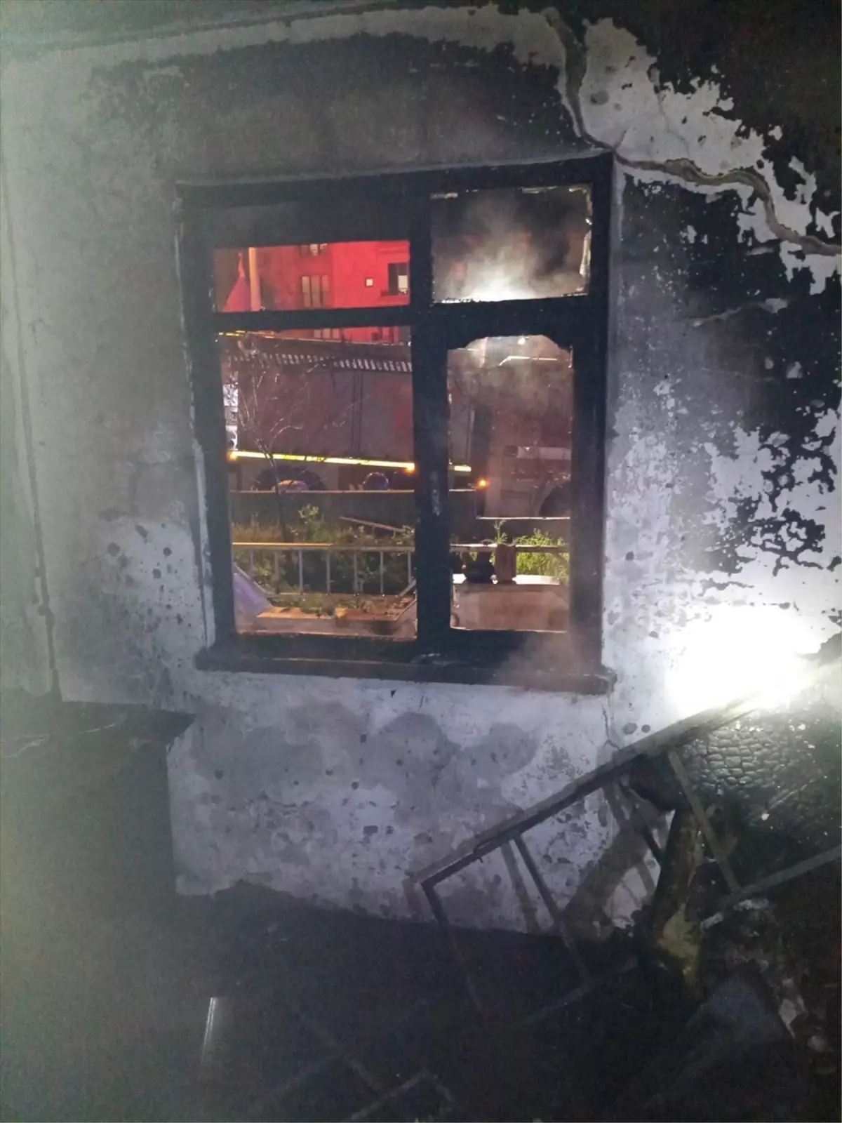 Altıeylül’de Zemin Kat Yangını