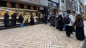 Altın fiyatları düşünce kuyruklar uzadı: Kocaeli’de kuyumcular doldu taştı