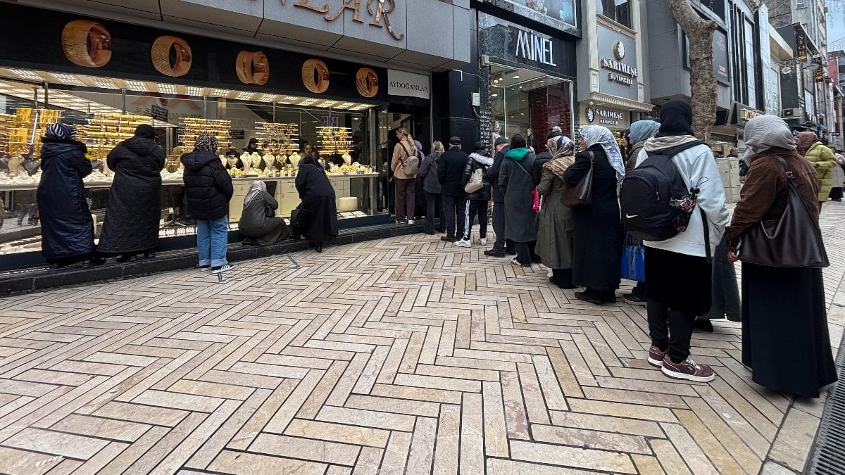 Altın fiyatları düşünce kuyruklar uzadı: Kocaeli’de kuyumcular doldu taştı