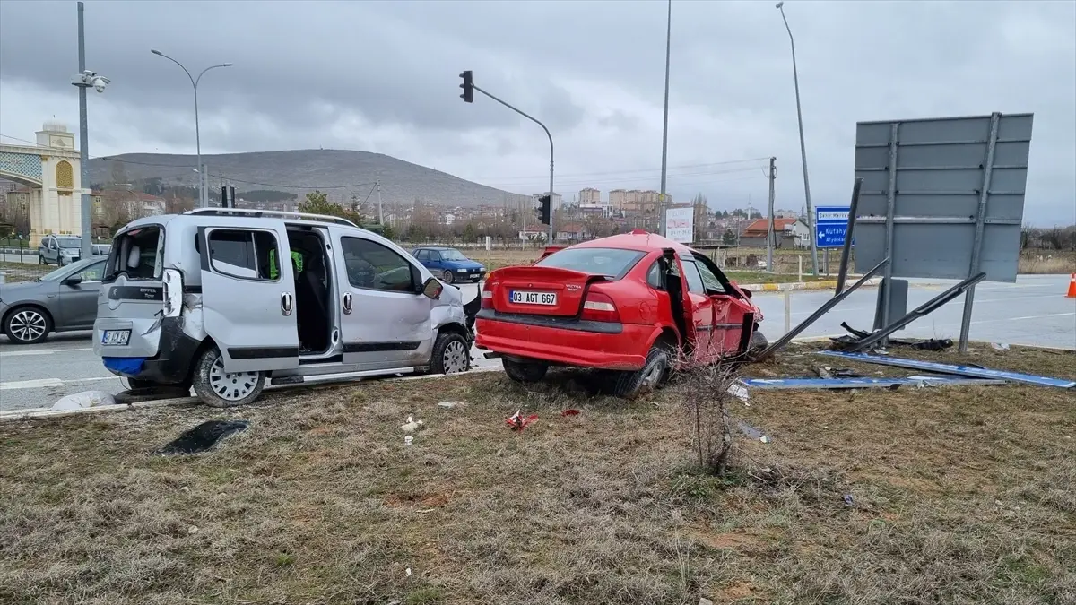 Altıntaş’ta Kaza: 8 Yaralı