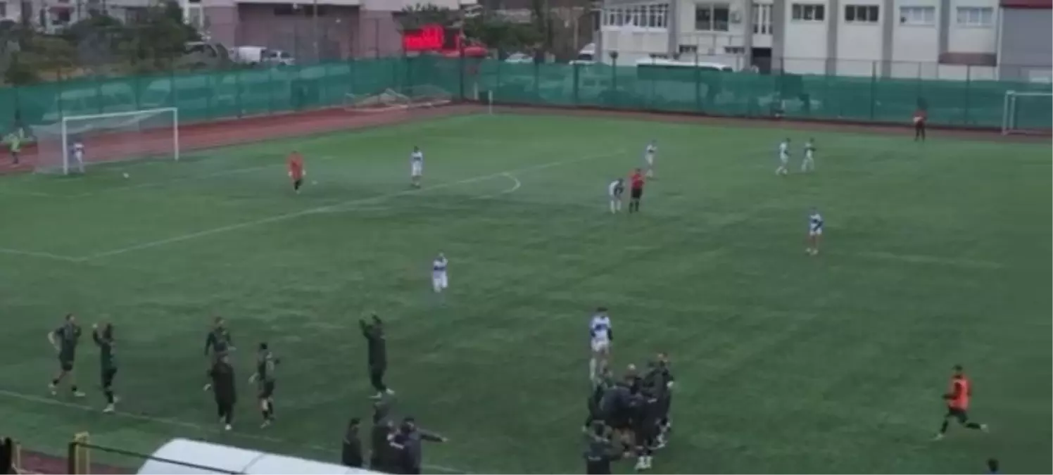 Amatör Maçta Kavga: Saha Karıştı