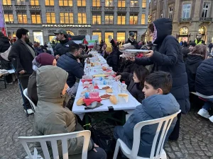 Amsterdam’da Filistin İçin Sokak İftarı