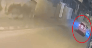 Aniden yola koşan çocuğa çarptı: Feci kaza kamerada