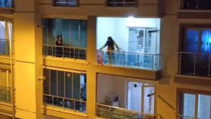 Ankara’da sinir krizi geçiren kadın balkondaki eşyaları yola fırlattı