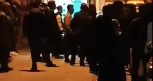 Annesini aldattığını iddia ettiği babasını öldüren genç kız tutuklandı