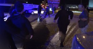 Annesinin erkek arkadaşını bıçakladı! Dehşet anları kamerada