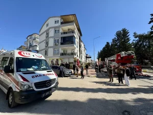Antalya’da Dairede Yangın: 6 Kişi Dumandan Etkilendi