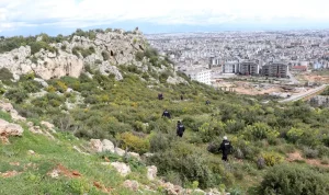 Antalya’da Kayalıklardan Düşen Kadın Kurtarıldı
