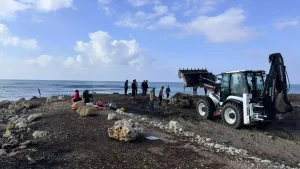 Antalya’da Tekne Kayalıklara Çarptı