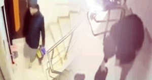 Apartmanda beğendiği ayakkabıları poşetlere koyup kaçtı