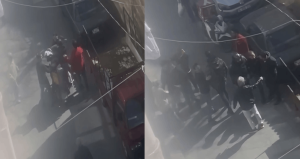 Aracına çarpan motokuryeye saldırdı: O anlar kamerada