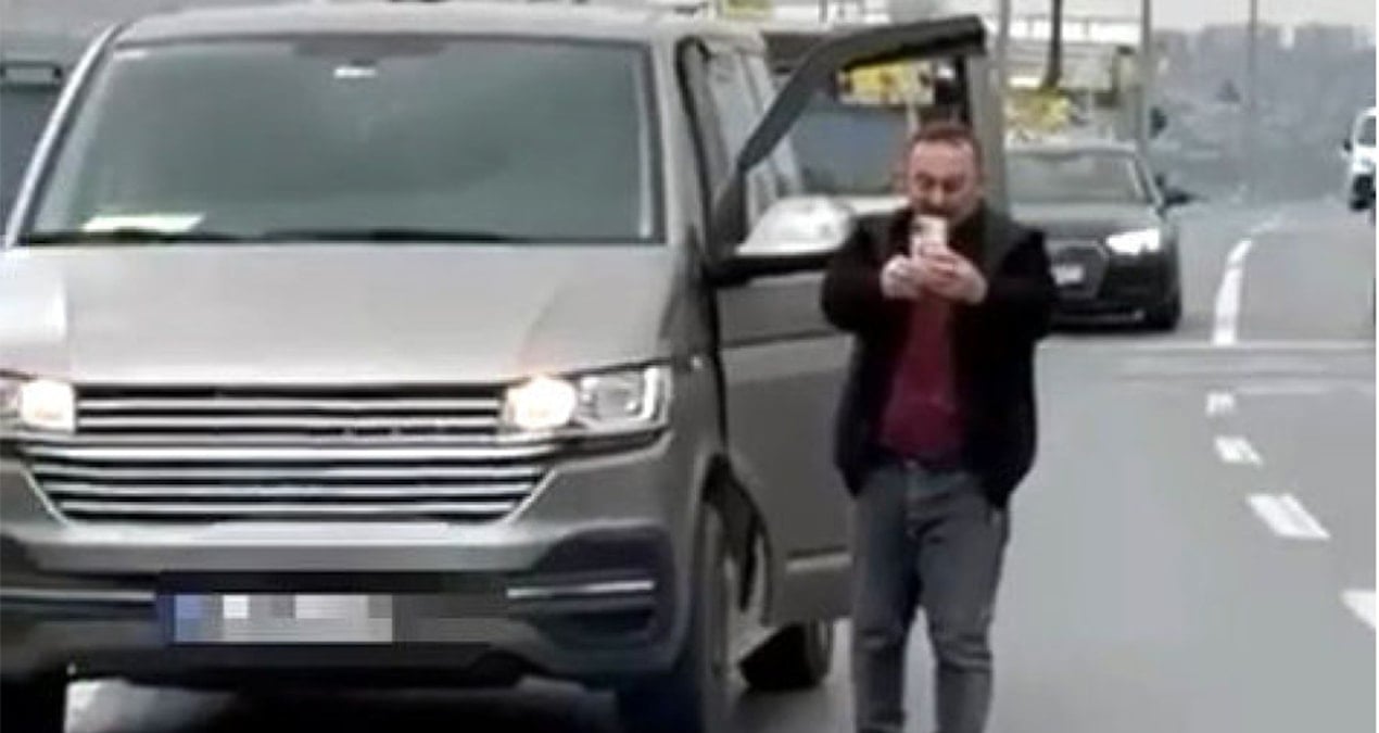 Aracından çekiçle indi, 180 bin TL’yi duyunca hemen geri döndü