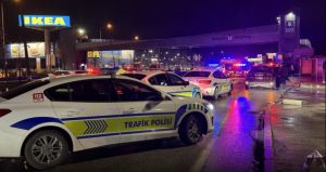 Aracından indi, polislerin gözü önünde kadın cinayeti işledi