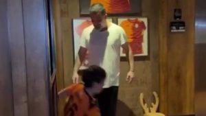 Arda Turan, oğluyla maç yaptı