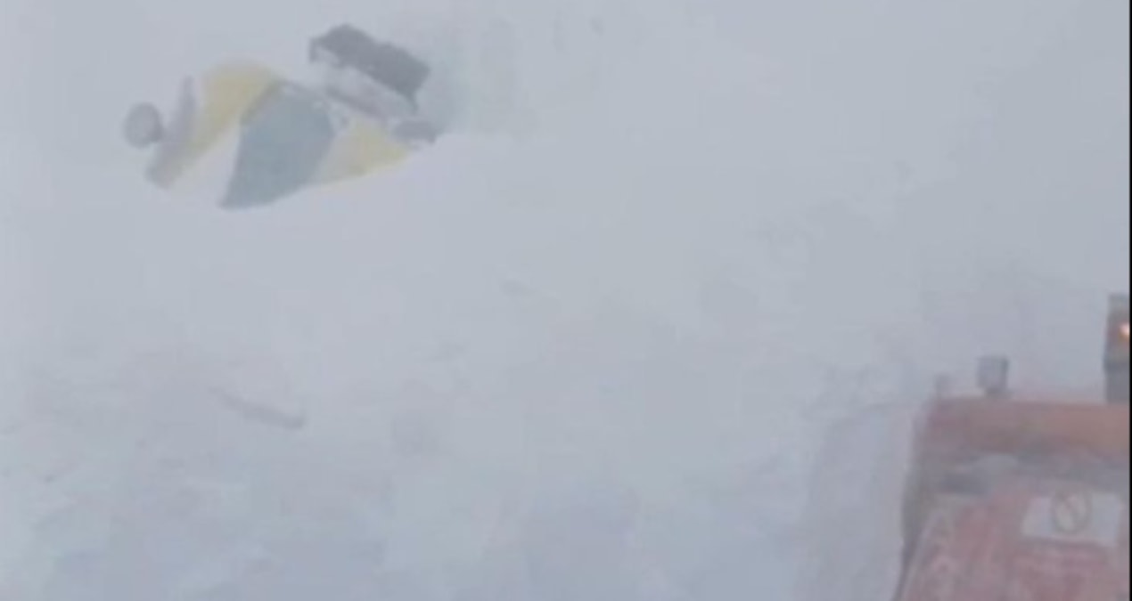 Ardahan-Artvin yolunda çığ paniği: İş makineleri kar altında