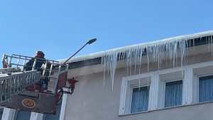 Ardahan’da binalardaki buz sarkıtları tehlike oluşturuyor