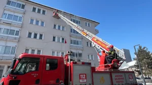 Ardahan’da Buz Sarkıtları Tehlike Saçıyor