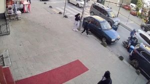 Arnavutköy’de açılan araç kapısına çarpan motosikletli yaralandı