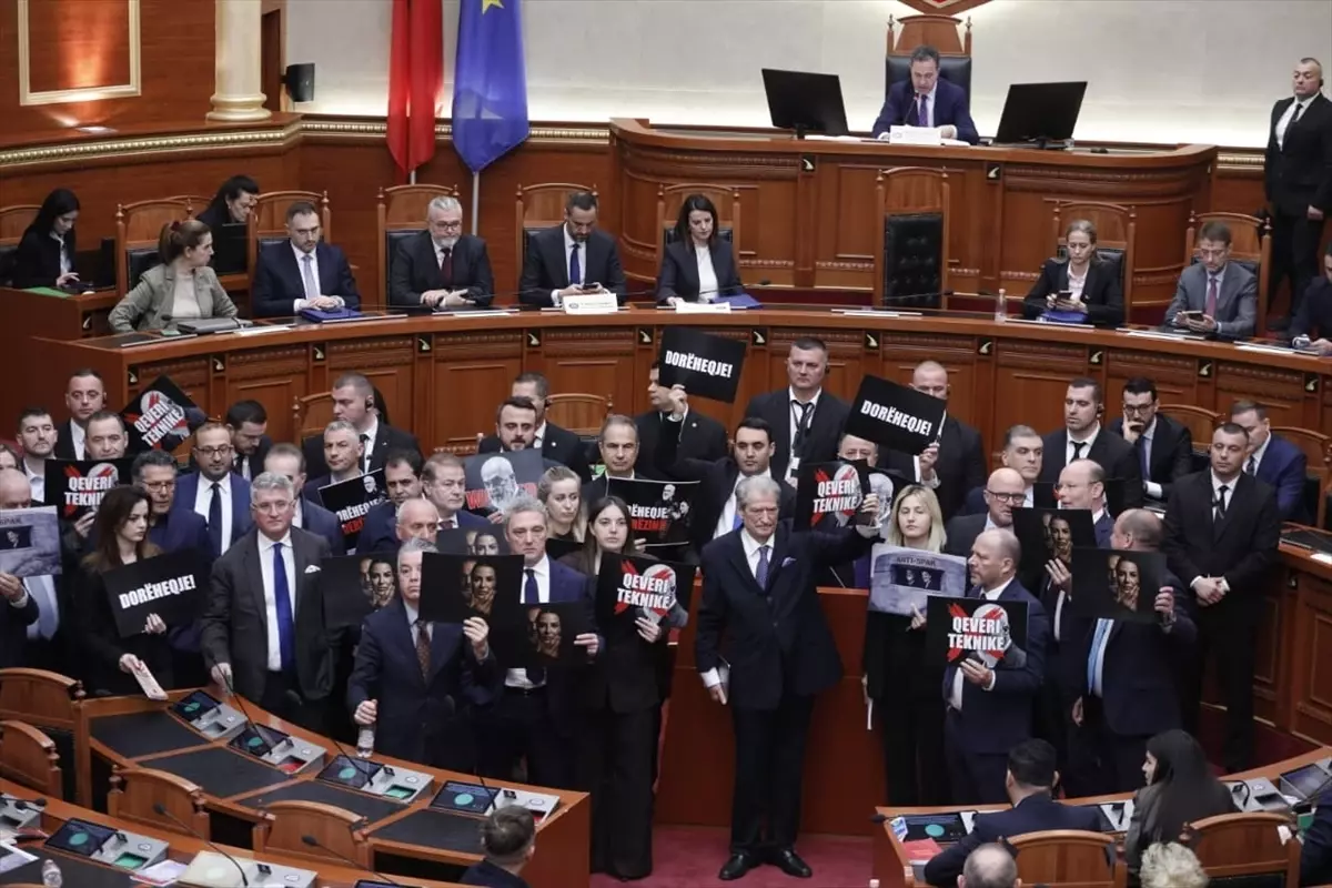 Arnavutluk’ta Yolsuzluk Protestosu