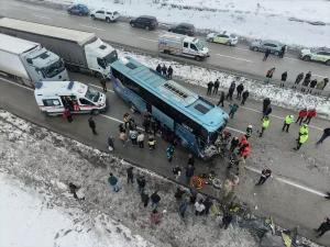 Aşkale’de Zincirleme Kaza: 1 Ölü, 4 Yaralı