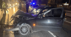 Avcılar’da bariyerlere çarptı: Aracını bırakıp kaçtı