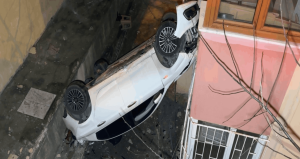 Avcılar’da otomobil 8 metre yüksekten düştü