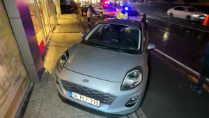 Avcılar’da Otomobil Kaldırımdaki Çocuğa Çarptı