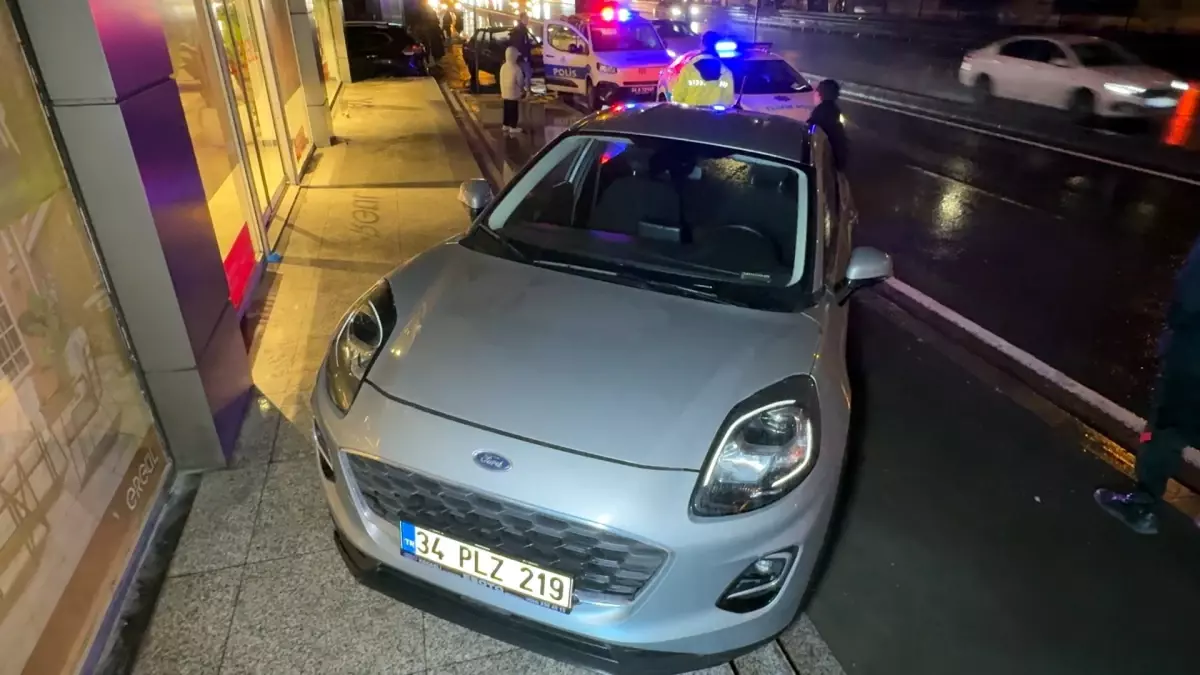 Avcılar’da Otomobil Kaldırımdaki Çocuğa Çarptı