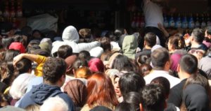 AVM açılışında izdiham! Polis ekipleri bile zorlandı, yaralılar var