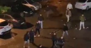 AVM otoparkında meydan kavgası: Park levhası ve çöp kutusuyla birbirlerine girdiler