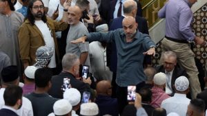 Avustralya Başbakanı’na İsrail protestosu: Camiden kovuldu