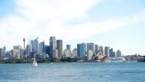 Avustralya petrol fiyatlarına karşı yakıt vergisini yarıya indiriyor