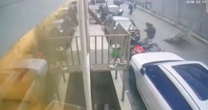 Aydın’da faciaya ramak kala: Pencerenin sokağa düşmesi kamerada