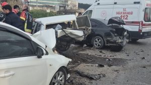 Balıkesir’de 4 araç birbirine girdi: 1 kişi hayatını kaybetti