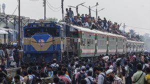 Bangladeş’te bayram öncesi tren yoğunluğu: Milyonlarca kişi yollara düştü