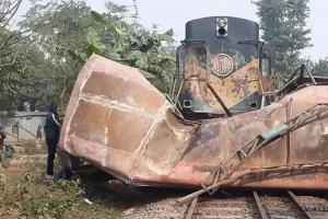 Bangladeş’te tren ve otobüs çarpıştı:12 ölü