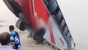 Bangladeş’te yolcu otobüsü nehre düştü: 24 kişi hayatını kaybetti