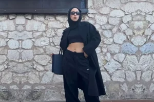 Başı kapalı, göbeği açık fotoğraf paylaşan Zeynep Bastık’a tepki var