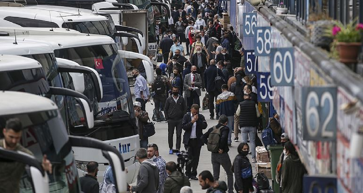 Bavulunu alan otogara koştu: Otobüslerde boş koltuk kalmadı