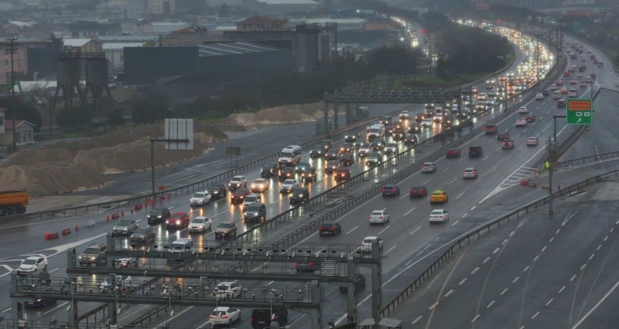 Bayram tatili dönüşü yoğunluk başladı: İstanbul’da trafik kitlendi!