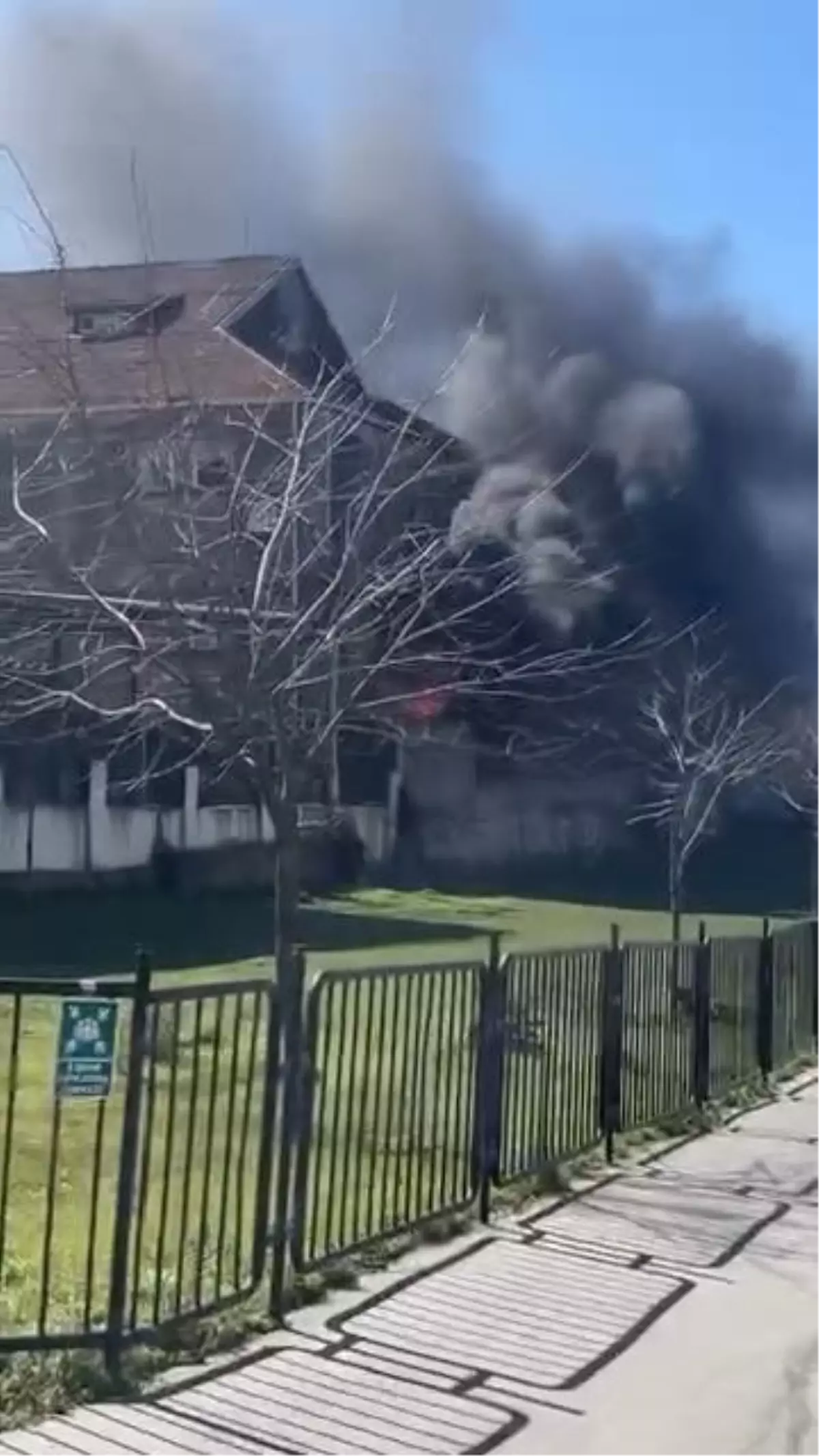 Bayrampaşa’da 3 Katlı Binada Yangın