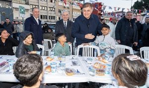 Bergama’nın iftar sofrası Tıp Bayramı’nda doktor başkanları buluşturdu