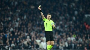 Beşiktaş – Galatasaray derbisinde kartlar havada uçuştu