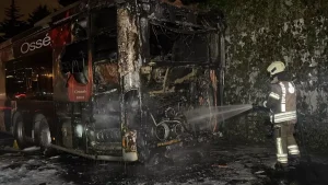 Beşiktaş’ta metrobüsün motor kısmı alev alev yandı; 60 yolcu tahliye edildi