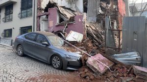 Beşiktaş’ta metruk bina park halindeki aracın üzerine çöktü