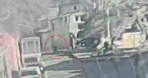 Beyoğlu’nda kendisini darbeden adamı silahla vurdu