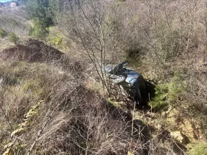 Bilecik’te otomobil dereye devrildi