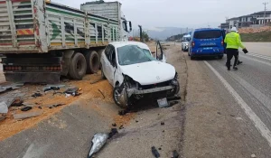 Bilecik’te Otomobil Tıra Çarptı: Sürücü Yaralandı