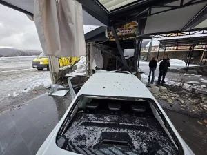 Bingöl’de Otomobil Lokantaya Girdi: 5 Yaralı