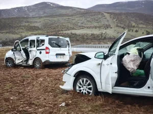Bingöl’de Trafik Kazası: 13 Yaralı